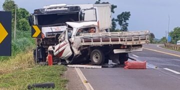 Três morrem em colisão frontal entre caminhonete e caminhão na BR-163