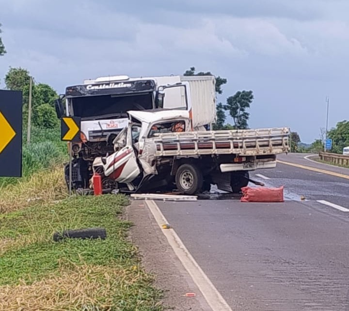 Três morrem em colisão frontal entre caminhonete e caminhão na BR-163