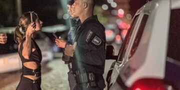 Vídeo: Deputada federal ‘desafia’ PMs em bar e diz que teve arma apontada; PM nega uso de arma