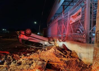 Carro capota e destrói muro de garagem na Avenida Ernesto Geisel