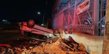 Carro capota e destrói muro de garagem na Avenida Ernesto Geisel