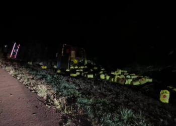 Carreta com defensivos agrícolas tomba na BR-163 em Rio Brilhante