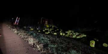 Carreta com defensivos agrícolas tomba na BR-163 em Rio Brilhante