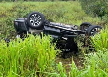 Veículo capota e é abandonado na MS-395 em Brasilândia
