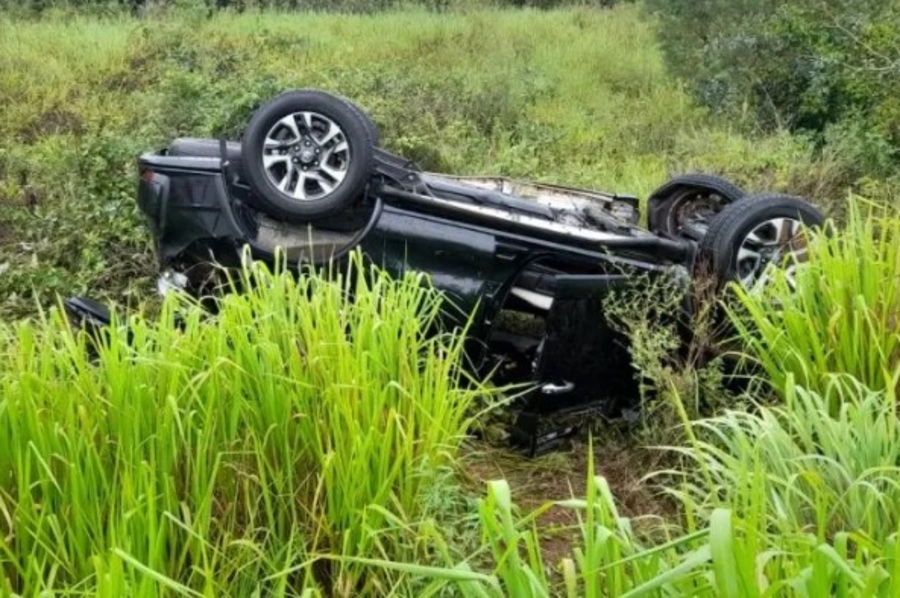 Veículo capota e é abandonado na MS-395 em Brasilândia