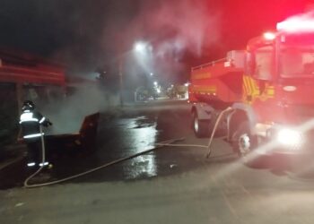 Incêndio em caçamba de entulhos mobiliza Corpo de Bombeiros na região central de Nova Andradina