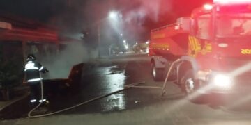 Incêndio em caçamba de entulhos mobiliza Corpo de Bombeiros na região central de Nova Andradina