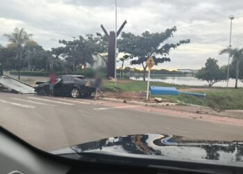 Carro invade calçada, derruba dois postes e por pouco não cai em lagoa de Três Lagoas