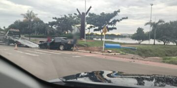 Carro invade calçada, derruba dois postes e por pouco não cai em lagoa de Três Lagoas