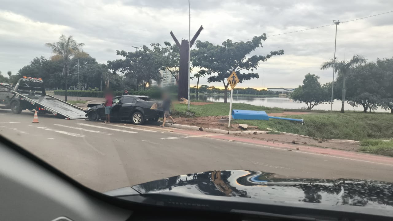 Carro invade calçada, derruba dois postes e por pouco não cai em lagoa de Três Lagoas