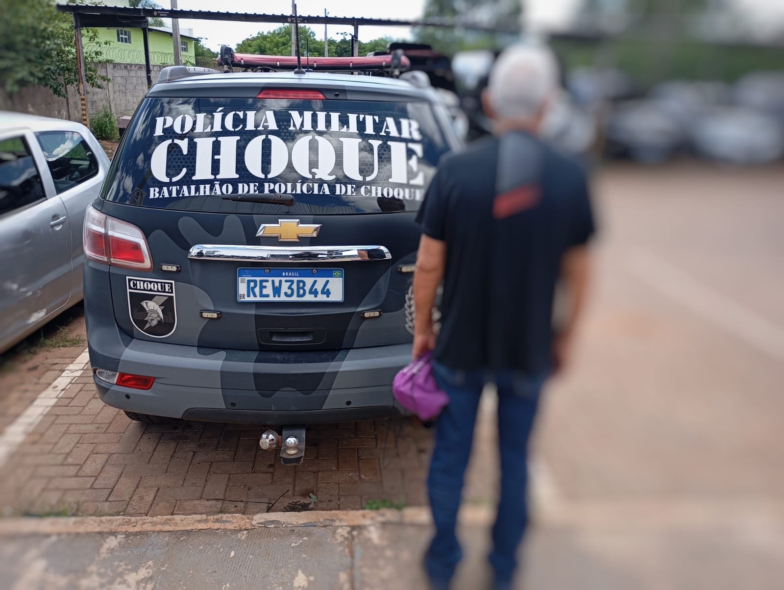 Idoso furta corrente, bota no prego e acaba preso na Capital 