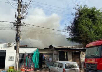 Incêndio destrói conveniência em Corumbá a suspeita é de  curto-circuito