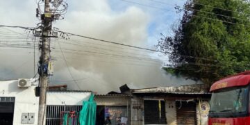 Incêndio destrói conveniência em Corumbá a suspeita é de  curto-circuito