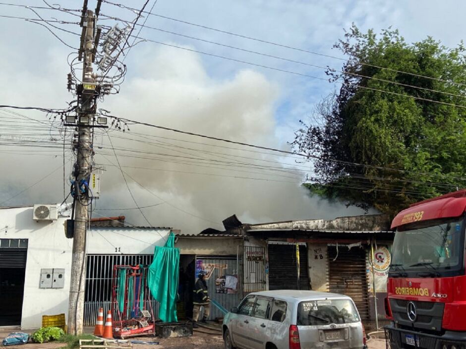 Incêndio destrói conveniência em Corumbá a suspeita é de  curto-circuito