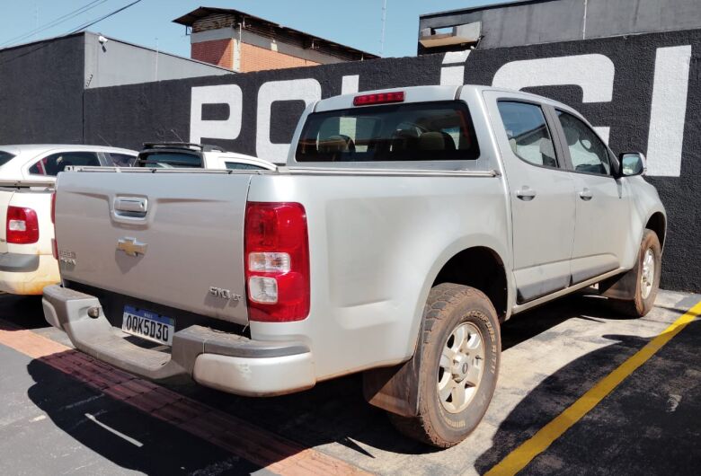 PRF recupera caminhonete roubada e prende jovem em Dourados