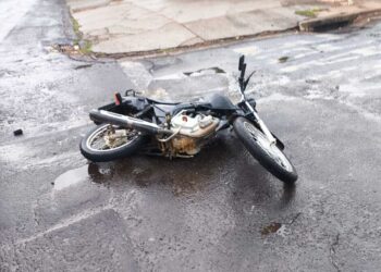 Acidente envolvendo carro e moto deixa casal ferido em Campo Grande