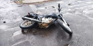 Acidente envolvendo carro e moto deixa casal ferido em Campo Grande