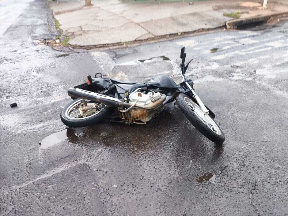 Acidente envolvendo carro e moto deixa casal ferido em Campo Grande