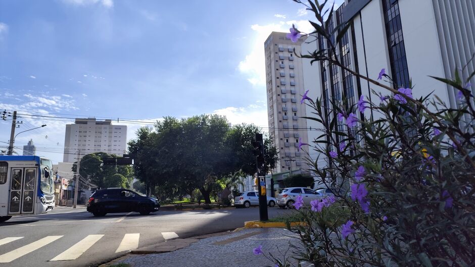 Campo Grande inicia semana com céu nublado e possibilidade de chuva