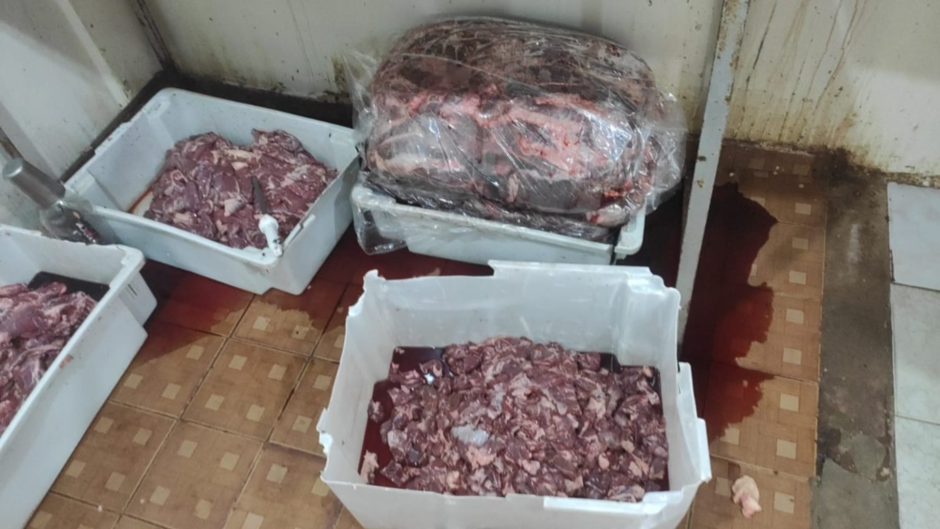 Proprietário de espetaria é preso e 370 kg de carne imprópria para consumo é apreendidos em Campo Grande
