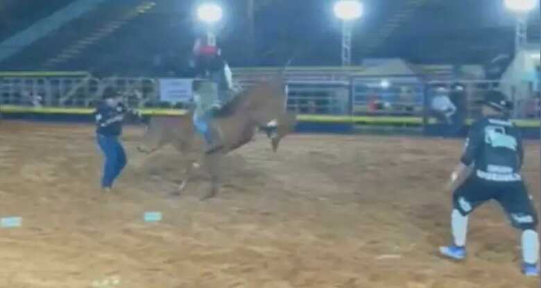 Locutor de rodeio é atropelado por touro e segue narração em Paranaíba