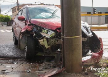Veículo perde controle e bate em poste na Ceará em Campo Grande