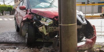 Veículo perde controle e bate em poste na Ceará em Campo Grande