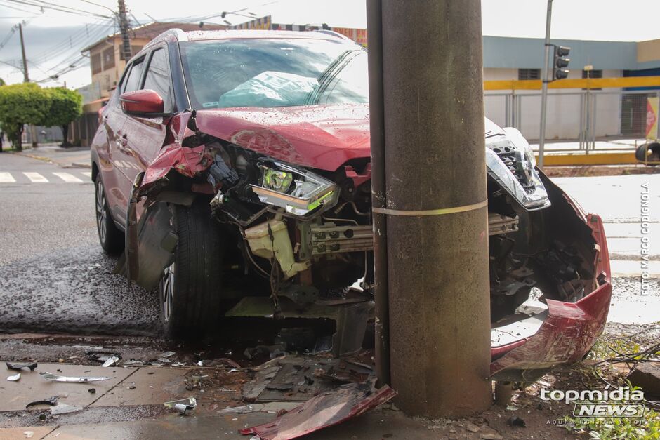 Veículo perde controle e bate em poste na Ceará em Campo Grande