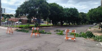 Caminhão arranca fiação em avenida Ernesto Geisel na véspera de Natal
