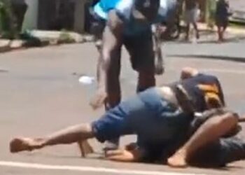 Vídeo: Irmãos brigam de enxada após um deles agredir a mãe de 70 anos no Santa Luzia