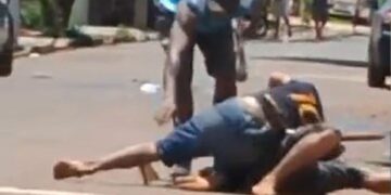 Vídeo: Irmãos brigam de enxada após um deles agredir a mãe de 70 anos no Santa Luzia