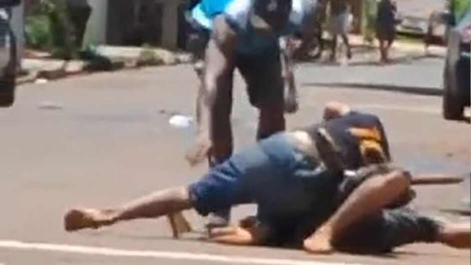Vídeo: Irmãos brigam de enxada após um deles agredir a mãe de 70 anos no Santa Luzia