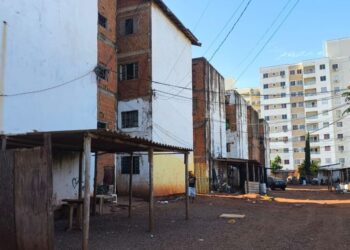 Jovem é socorrida após queda de apartamento no Residencial Atenas, em Campo Grande