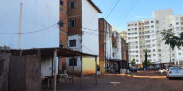 Jovem é socorrida após queda de apartamento no Residencial Atenas, em Campo Grande