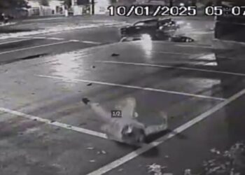 Imagens de câmera flagram acidente grave entre carro e moto na Capital