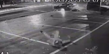 Imagens de câmera flagram acidente grave entre carro e moto na Capital