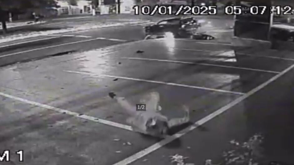 Imagens de câmera flagram acidente grave entre carro e moto na Capital