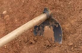 Mulher é presa em flagrante após agredir idoso com enxada em Campo Grande