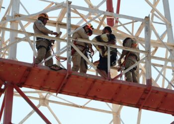 Homem escala torre de telefonia para uma soneca nas alturas e vira atração em Ivinhema