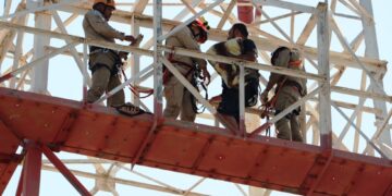 Homem escala torre de telefonia para uma soneca nas alturas e vira atração em Ivinhema