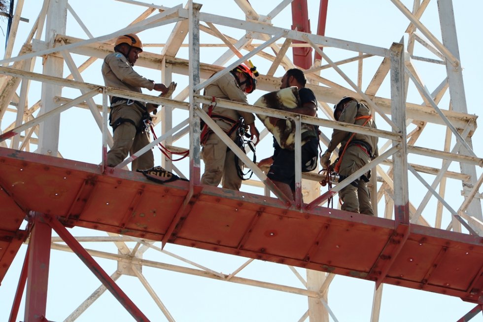 Homem escala torre de telefonia para uma soneca nas alturas e vira atração em Ivinhema
