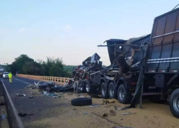 Colisão entre carretas na BR-163 deixa caminhoneiro morto em Mundo Novo