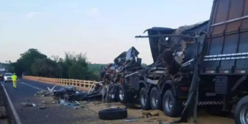 Colisão entre carretas na BR-163 deixa caminhoneiro morto em Mundo Novo