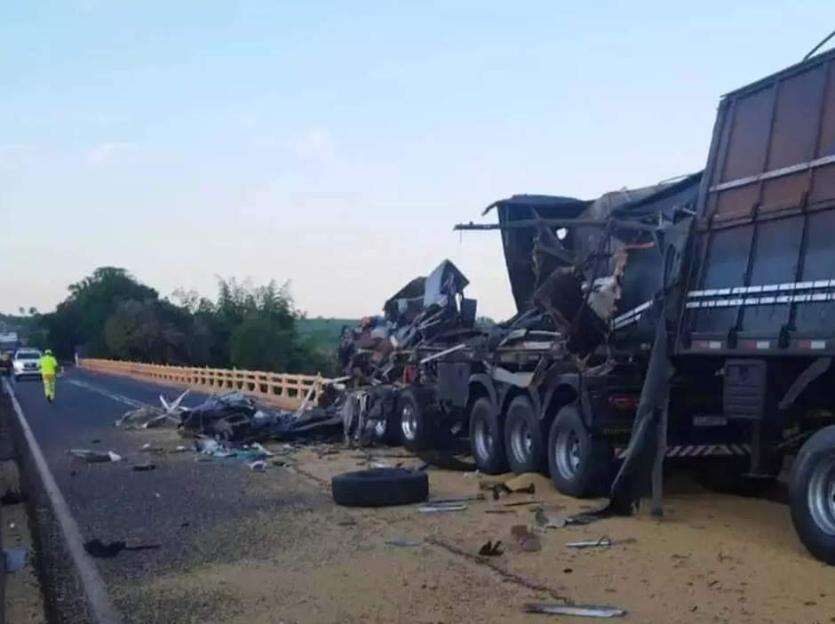 Colisão entre carretas na BR-163 deixa caminhoneiro morto em Mundo Novo
