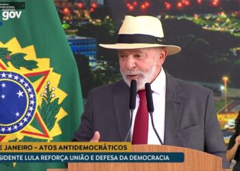 Dois anos após os atos golpistas de 8 de janeiro, Lula participa de cerimônia em defesa da democracia