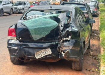 Mulher furta carro e colide com escritório de posto de combustível em Nova Andradina