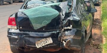 Mulher furta carro e colide com escritório de posto de combustível em Nova Andradina