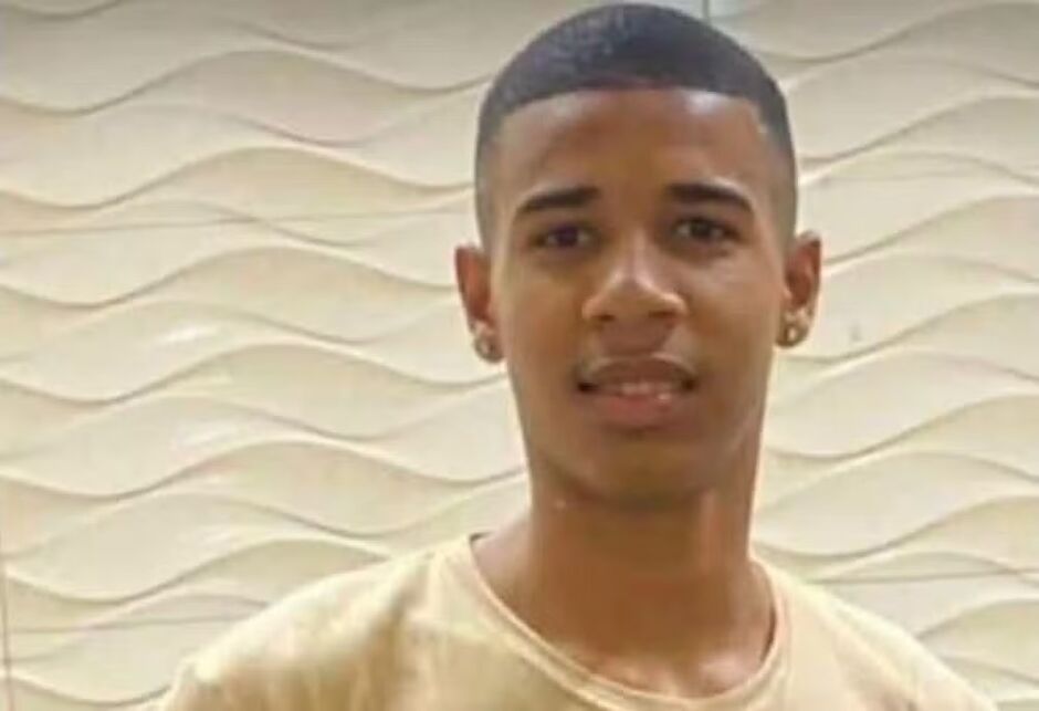 Jogador de futebol é baleado após pisar no pé de traficante na noite de revéillon