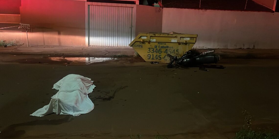 Motociclista morre ao bater em caçamba no bairro Parati