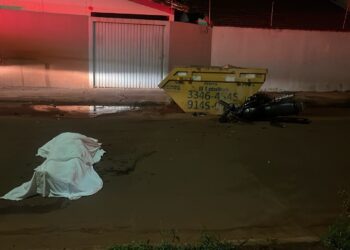 Motociclista morre ao bater em caçamba no bairro Parati